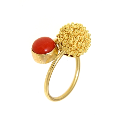 Gold contrarié ring with coral and honycomb filigree sphere