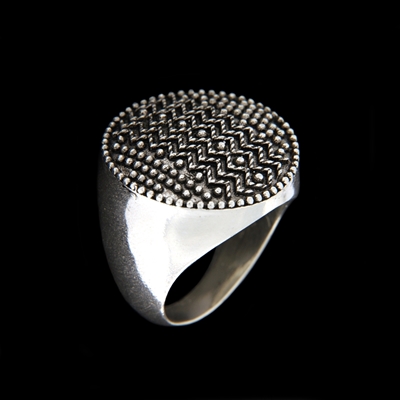 Silver ring with Pibiones element