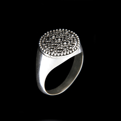 Silver ring with Pibiones element