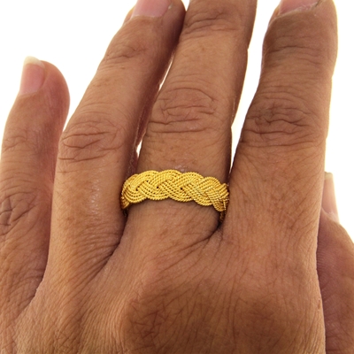 Anello in oro a fascia in filigrana sarda intrecciata