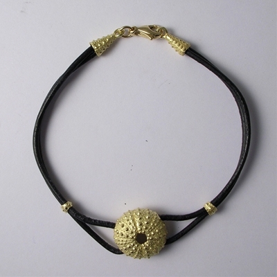 Bracciale con riccio di mare in oro