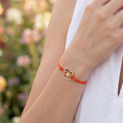 Bracciale in argento con fiore di filigrana smaltato