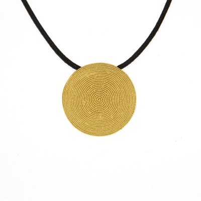 Gold corbula pendant (18 mm)