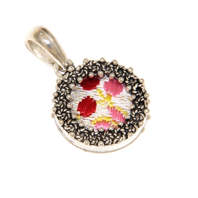 Ciondolo d´argento con corona di rose in filigrana e broccato bianco