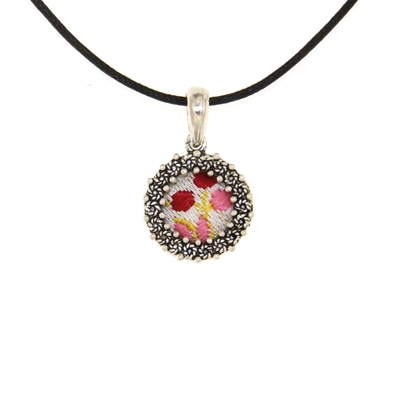 Ciondolo d´argento con corona di rose in filigrana e broccato bianco
