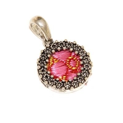 Ciondolo d´argento con corona di rose in filigrana e broccato rosso