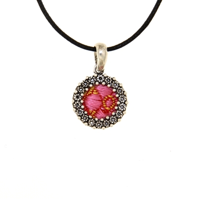 Ciondolo d´argento con corona di rose in filigrana e broccato rosso