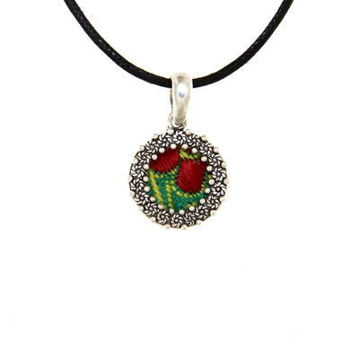 Ciondolo d´argento con corona di rose in filigrana e broccato verde