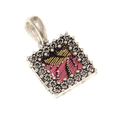 Ciondolo d´argento con cornice di rose in filigrana e broccato nero