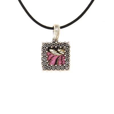Ciondolo d´argento con cornice di rose in filigrana e broccato nero