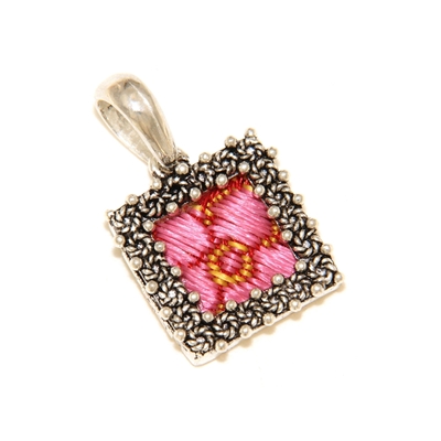 Ciondolo d´argento con cornice di rose in filigrana e broccato rosso