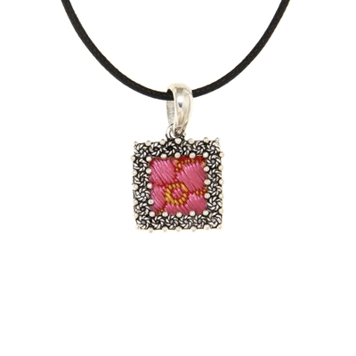 Ciondolo d´argento con cornice di rose in filigrana e broccato rosso