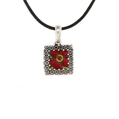 Ciondolo d´argento con cornice di rose in filigrana e broccato verde