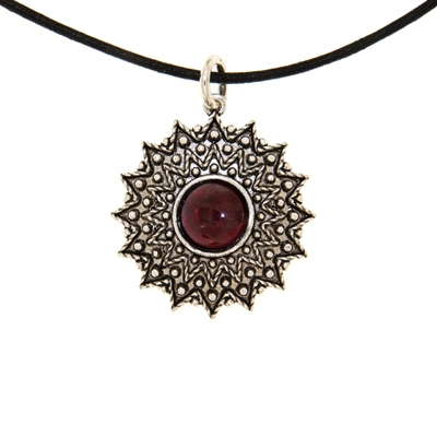Ciondolo sardo in filigrana Girasole in argento con granato (24 mm)