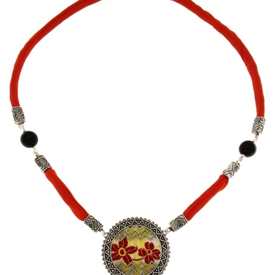 Silk necklace with 2 spheres of onyx and white brocade