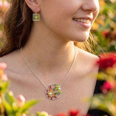 Collana in argento con fiori di filigrana smaltati