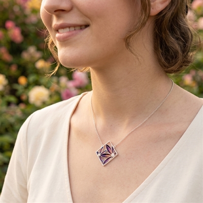 Collana in argento con fiori di filigrana smaltati