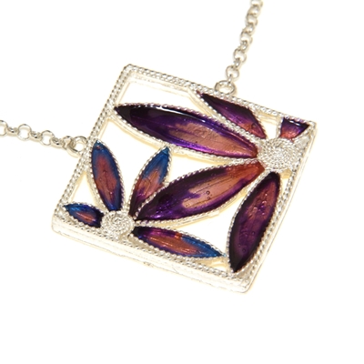 Collana in argento con fiori di filigrana smaltati