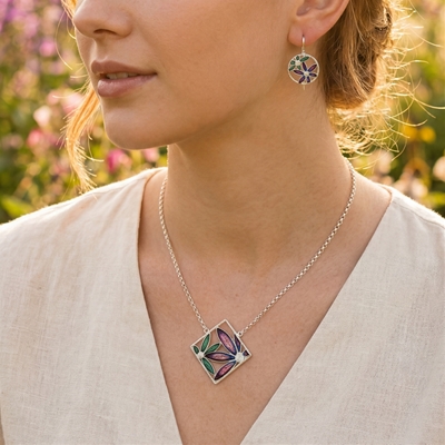 Collana in argento con fiori di filigrana smaltati