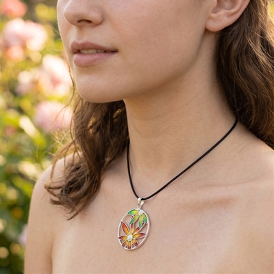Ciondolo in argento con fiori di filigrana smaltati