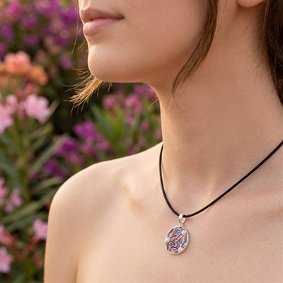 Ciondolo in argento con fiori di filigrana smaltati