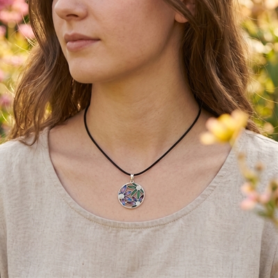 Ciondolo in argento con fiori di filigrana smaltati