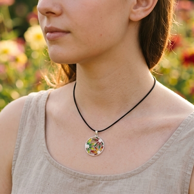 Ciondolo in argento con fiori di filigrana smaltati