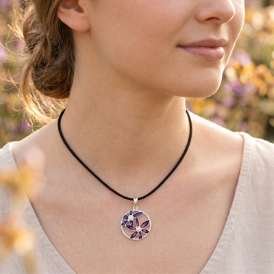 Ciondolo in argento con fiori di filigrana smaltati