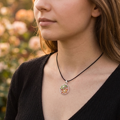 Ciondolo in argento con fiori di filigrana smaltati