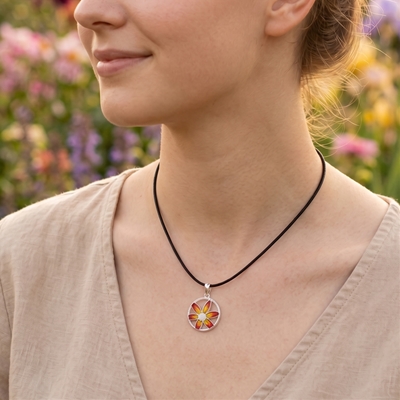 Ciondolo in argento con fiori di filigrana smaltati