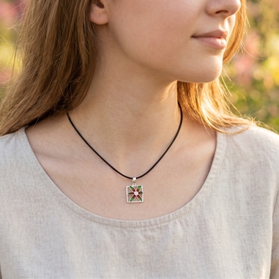 Ciondolo in argento con fiori di filigrana smaltati