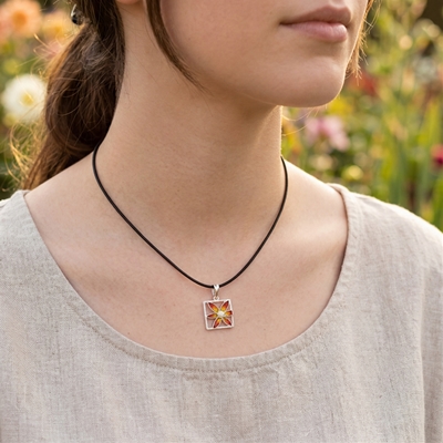 Ciondolo in argento con fiori di filigrana smaltati