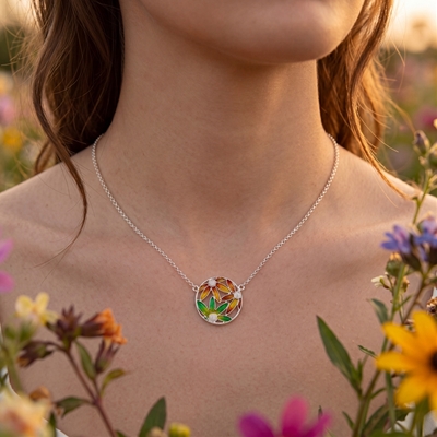 Collana in argento con fiori di filigrana smaltati