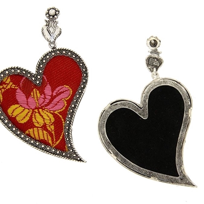 Orecchini in argento a forma di cuore con broccato rosso