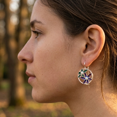 Orecchini in argento con fiori di filigrana smaltati