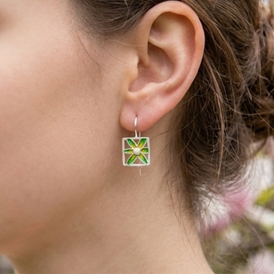 Orecchini in argento con fiori di filigrana smaltati