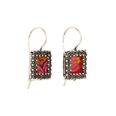 Orecchini d´argento con cornice di rose in filigrana e broccato rosso