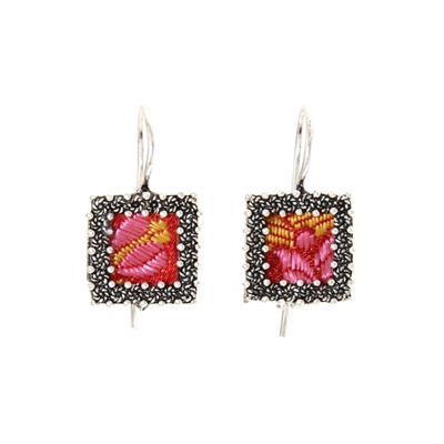 Orecchini d´argento con cornice di rose in filigrana e broccato rosso