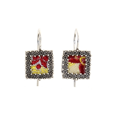 Orecchini d´argento con cornice di rose in filigrana e broccato bianco