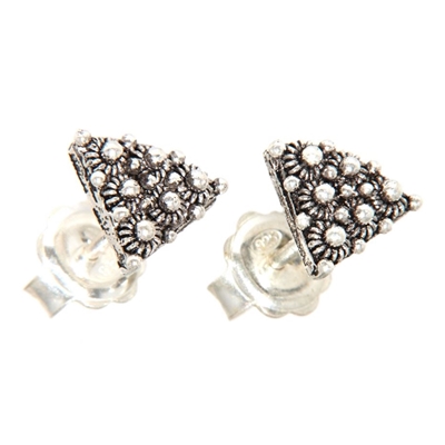 Silver earring with honeycomb filigree decorations