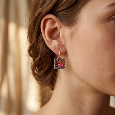 Orecchini d´argento con cornice di rose in filigrana e broccato rosso