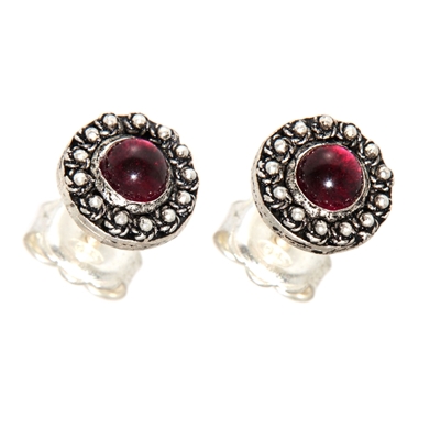Silver earring with sardinian filigree decorations and garnets