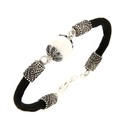 Bracciale in seta nera con ´Su Coccu´ in agata bianca