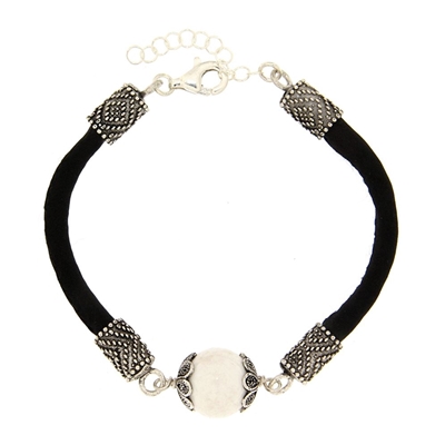 Bracciale in seta nera con ´Su Coccu´ in agata bianca