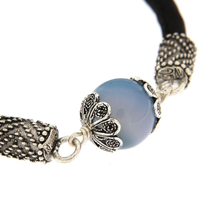 Bracciale in seta nera con ´Su Coccu´ in agata blu