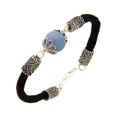 Bracciale in seta nera con ´Su Coccu´ in agata blu